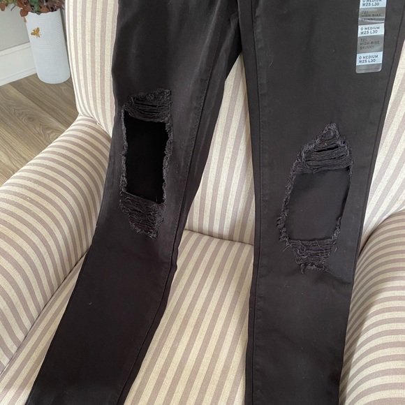 Women’s Black Levi Jeans - Picture 2 of 3